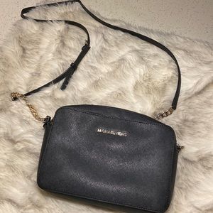 MICHAEL KORS: Jet Set CrossBody Bag Black Leather with Gold Chain strap ✈️